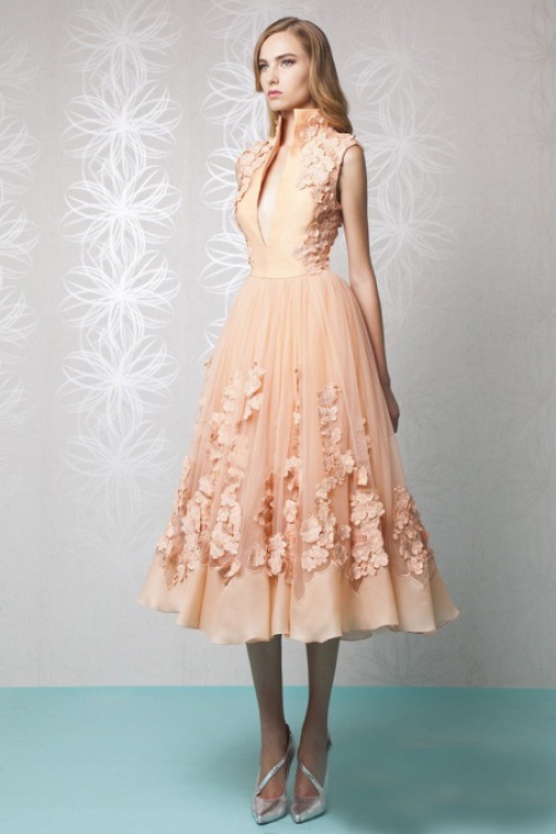 Персиковое платье на девушке