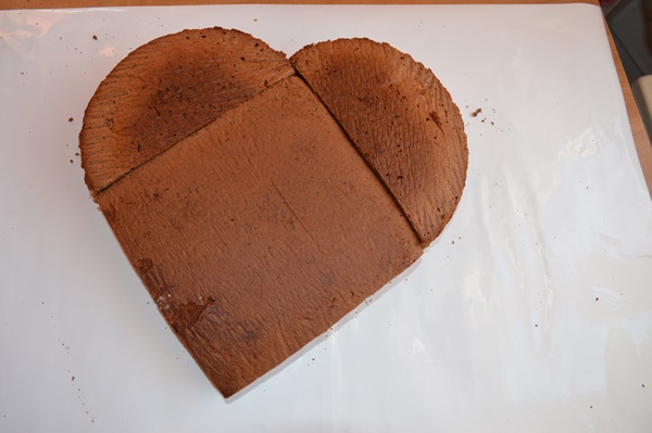 Шоколадно-карамельный торт в виде сердца (без формы)