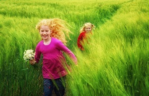 Сестренки бегут по траве