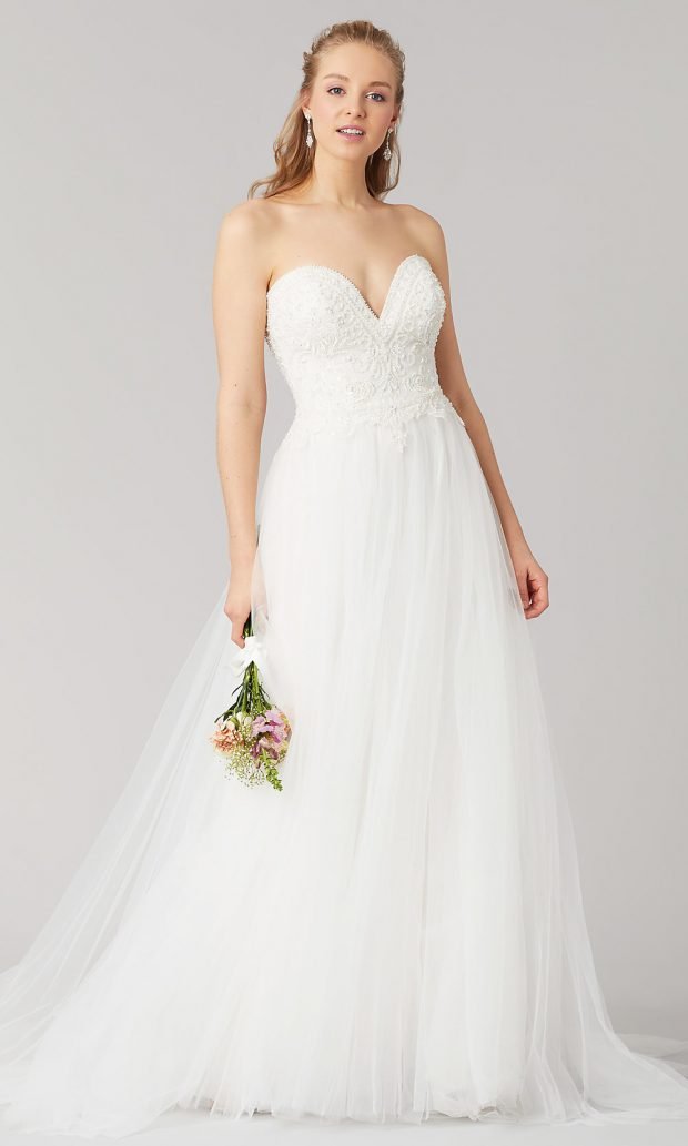 Длинные свадебные платья: белое длинное открытые плечи кружевное