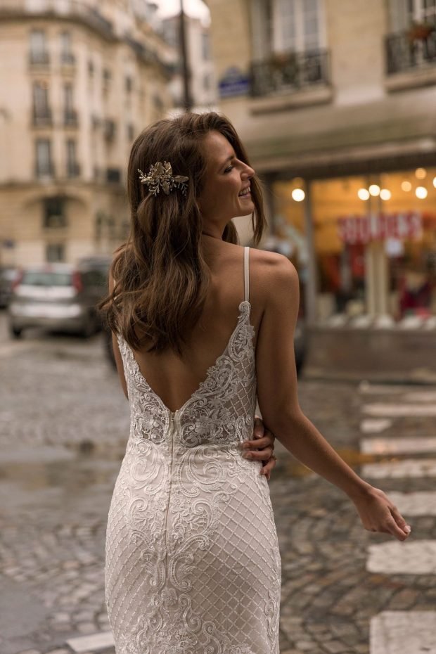 свадебное платье с открытой спиной: белое ажурное вид сзади тонкие лямки