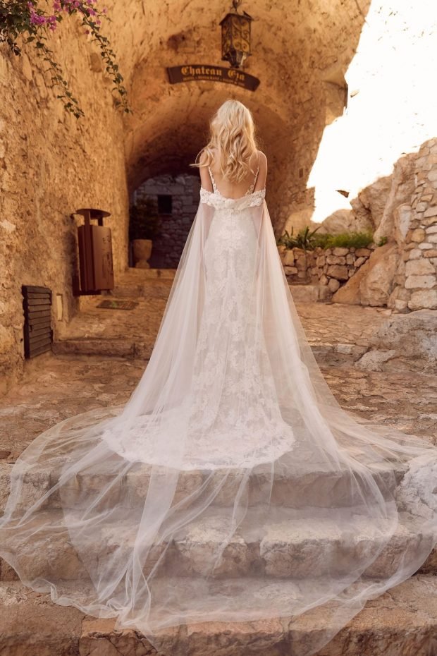 свадебное платье с открытой спиной: белое ажурное вид сзади
