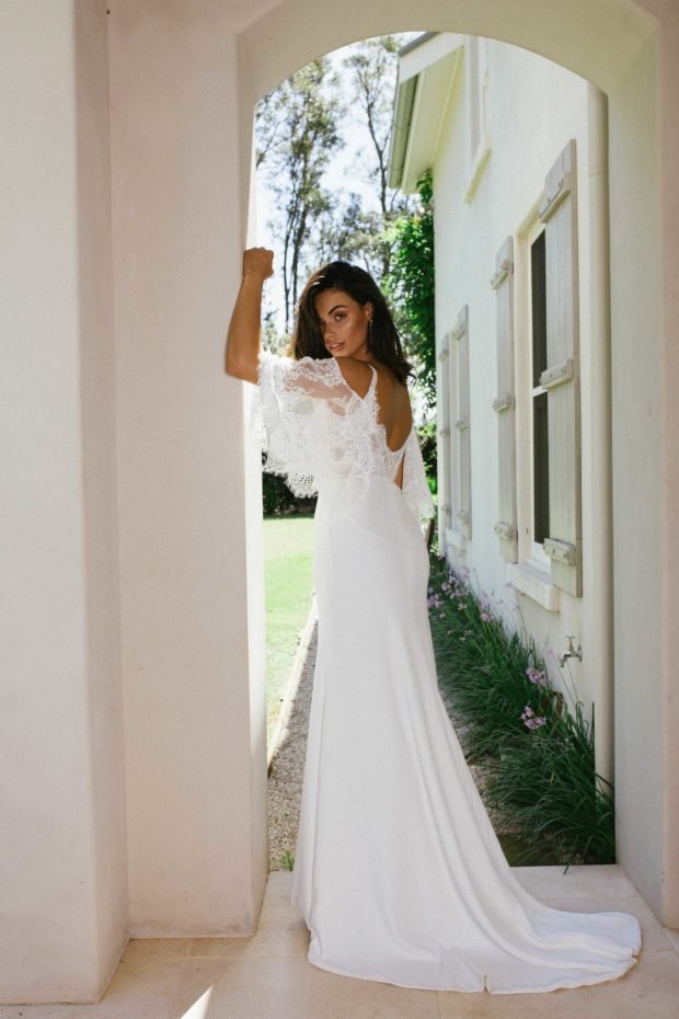 свадебное платье с открытой спиной: белое кружевное вид сзади