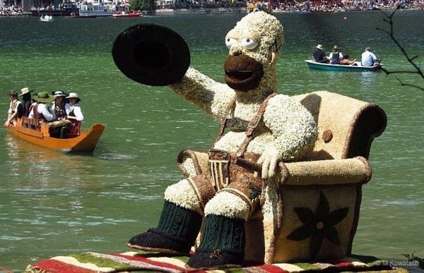 Цветочная статуя Гомера Симпсона на озере в Бад-Аусзее