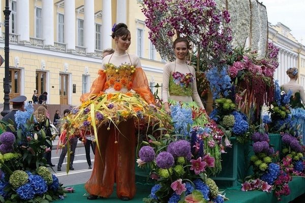 Выставка флористики и живых скульптур на Дворцовой площади