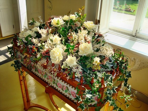 Фестивальный букет с белыми розами в Павловском дворце