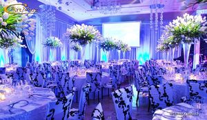 Украшение зала, свадебного стола в пурпурно-голубых тонах свадьбы