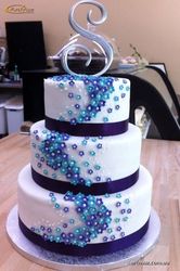 Пурпурно-голубой свадебный торт в сочетании с белым цветом
