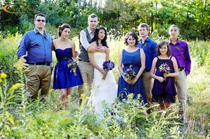 Гости на пурпурно-голубую свадьбу, фотосессия в процессе веселья