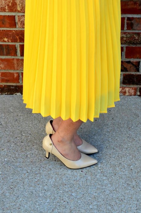 Бежевые туфли под длинную желтую юбку