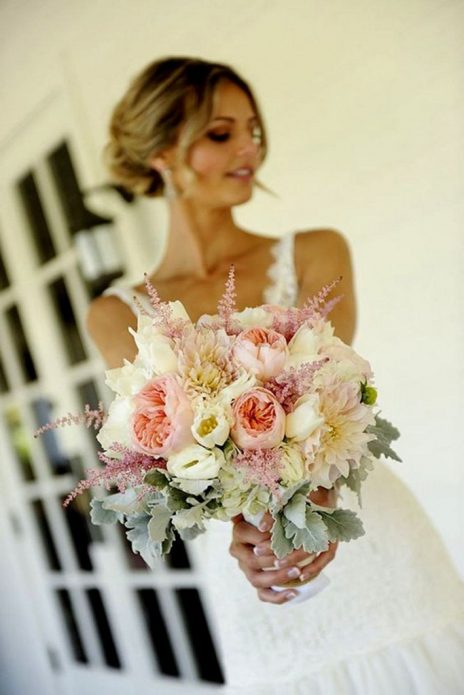 Невеста с букетом из пионовидных роз