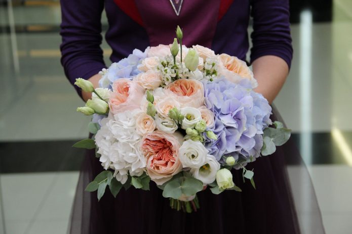 Свадебный букет из пионовидных роз и гортензий