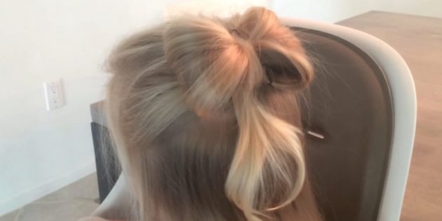 Причёски для девочек: распущенные волосы с бантиком