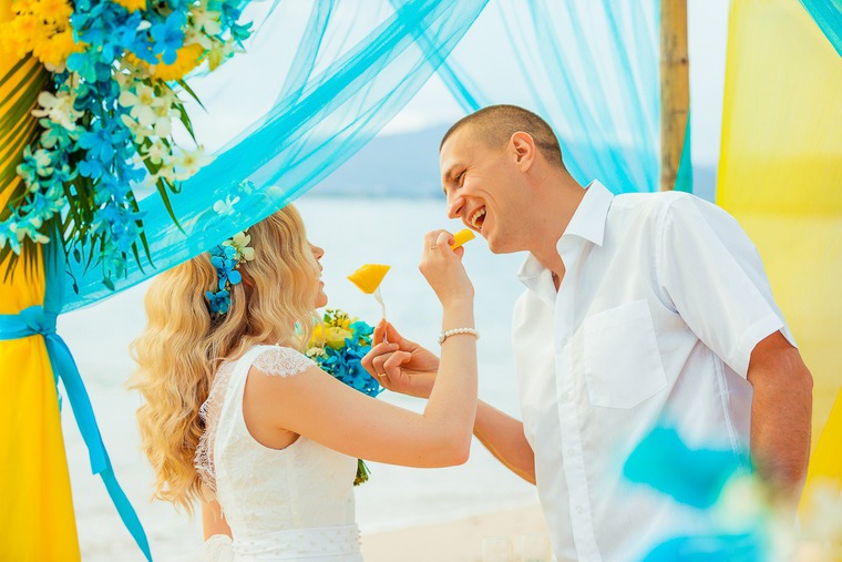 Свадьба в бирюзовом цвете: варианты стильных нарядов и декора, фото № 10