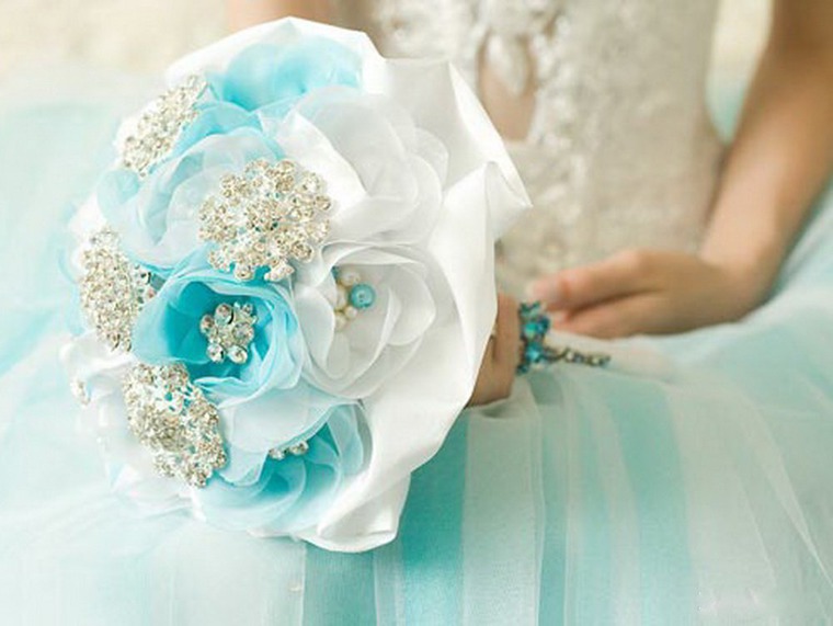 Свадьба в бирюзовом цвете: варианты стильных нарядов и декора, фото № 11