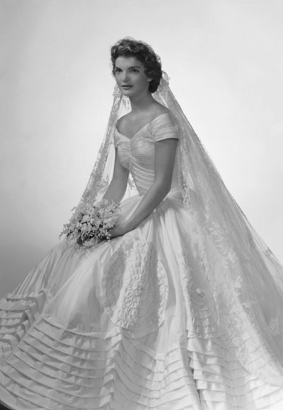 Подборка свадебных платьев разных эпох, фото № 30
