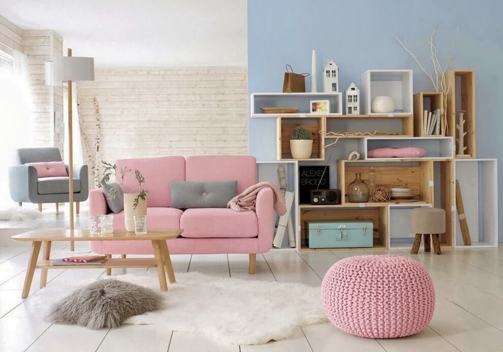 Розовый диванчик в комнате с голубой стеной
