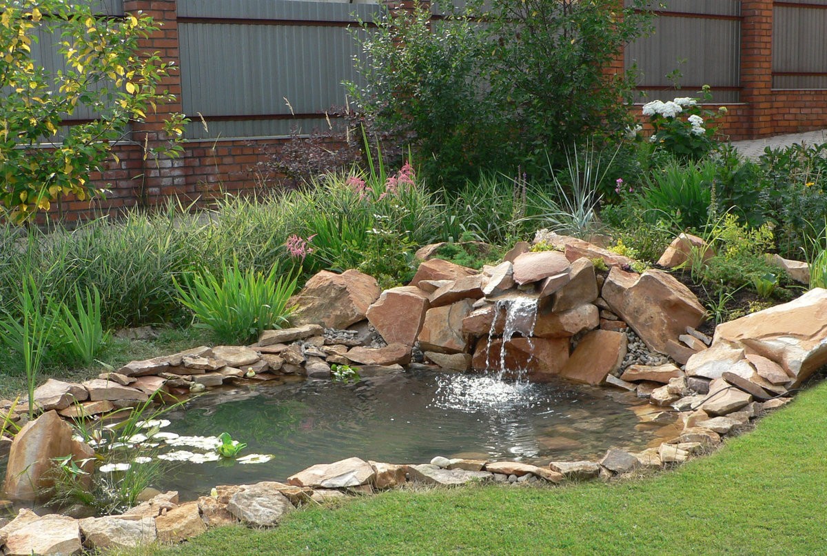 искусственный водоем с водопадом в саду
