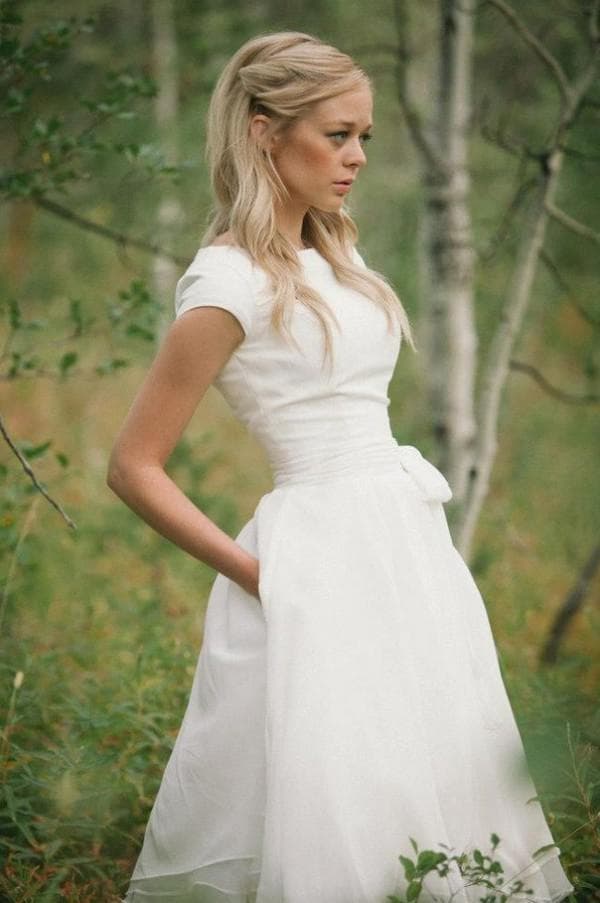Недорогое свадебное платье миди длины