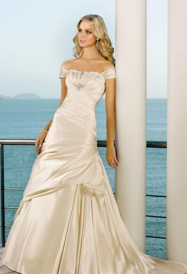 Атласное свадебное платье цвета айвори