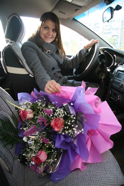 Красивые фото букет цветов в машине 003