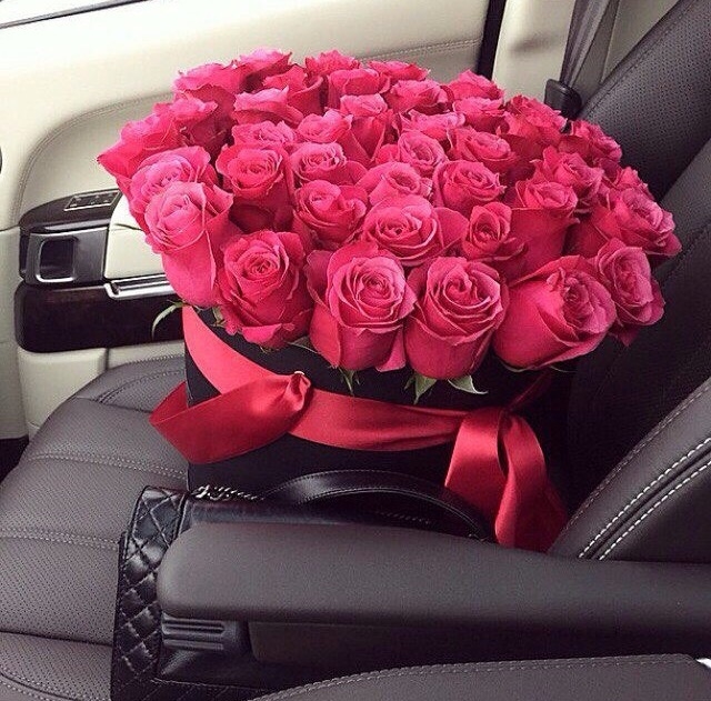 Красивые фото букет цветов в машине 023