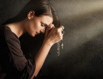 Женщина молится, чтобы муж любил