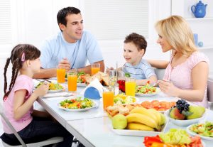 семья семейные отношения и домашние обязанности, семейное собрание за столом, картинка
