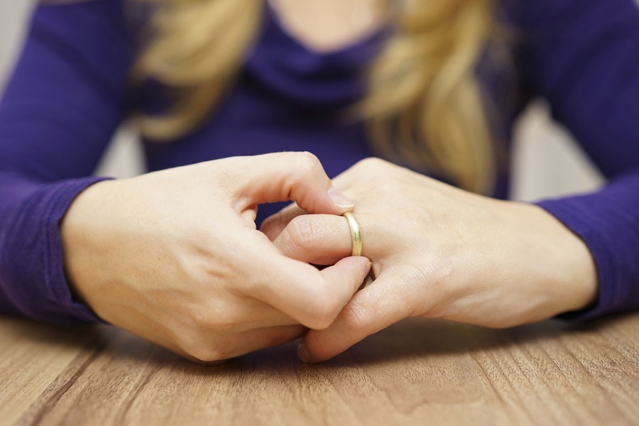 Приметы об обручальном кольце после развода