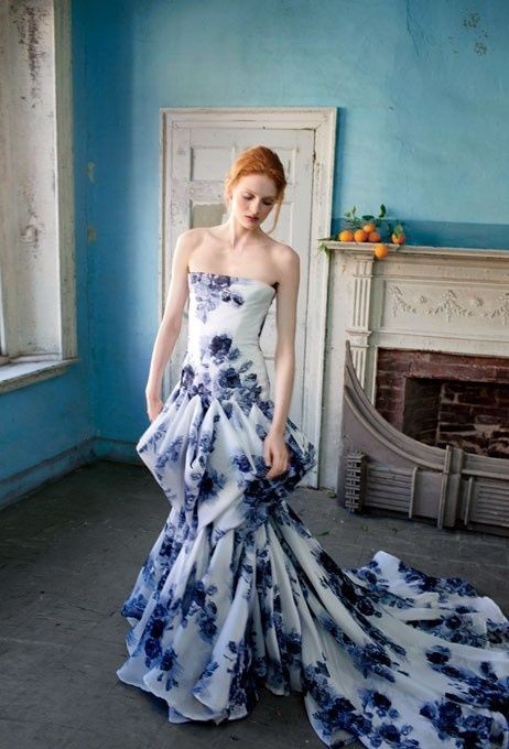свадебное платье с синими цветами