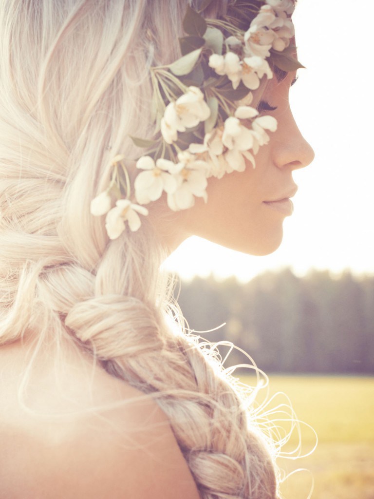 Свадебная прическа с косой и цветами