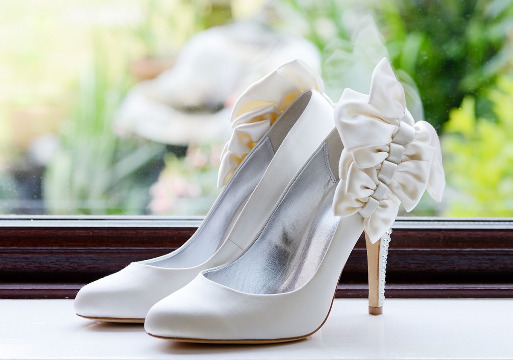 Белые свадебные туфли с бантами