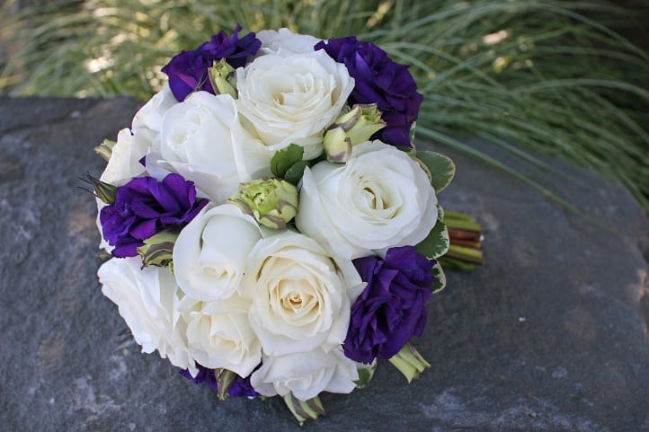 фиолетовые лизиантусы с белыми розами