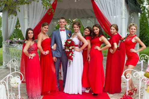 жених и невеста в красном