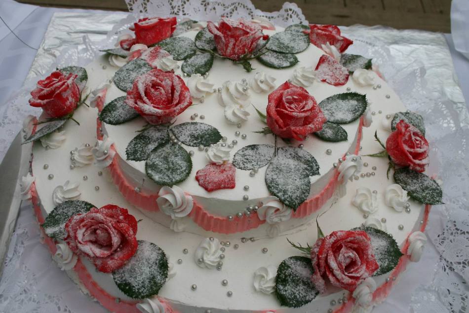 Свадебный торт с живыми украшенными цветами