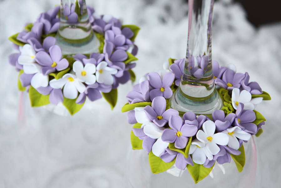 Как украсить свадебные бокалы своими руками цветами?