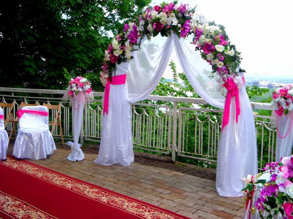 Как украсить свадебную арку?