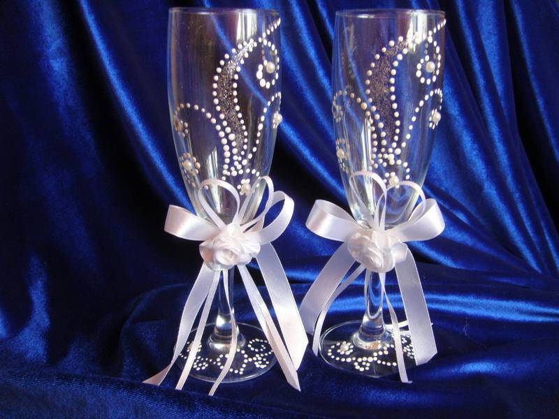 Как украсить свадебные бокалы своими руками стразами?
