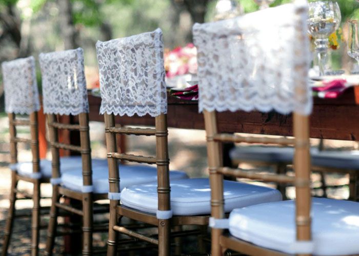 Для деревянных стульев свадьбы в стиле кантри отличной накидкой станет кружево