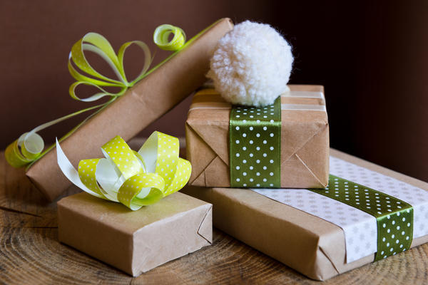 Украсьте помпоном упаковки для новогодних подарков