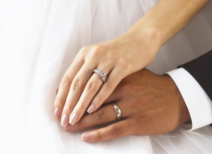 обручальное кольцо на левой руке