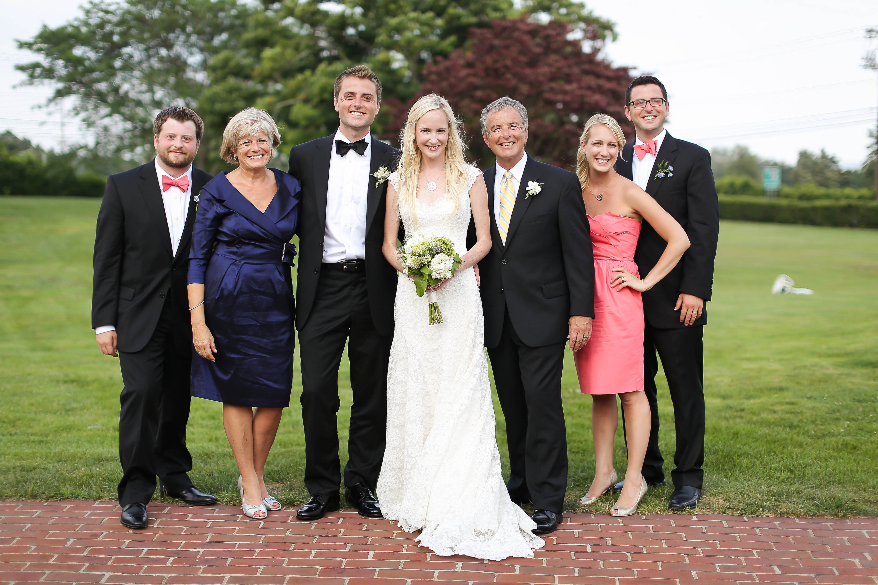 Семь женихов. Свадьба и семья. Родители невесты на свадьбе. Фотосессия с родителями на свадьбе. Родители на свадьбе одежда.
