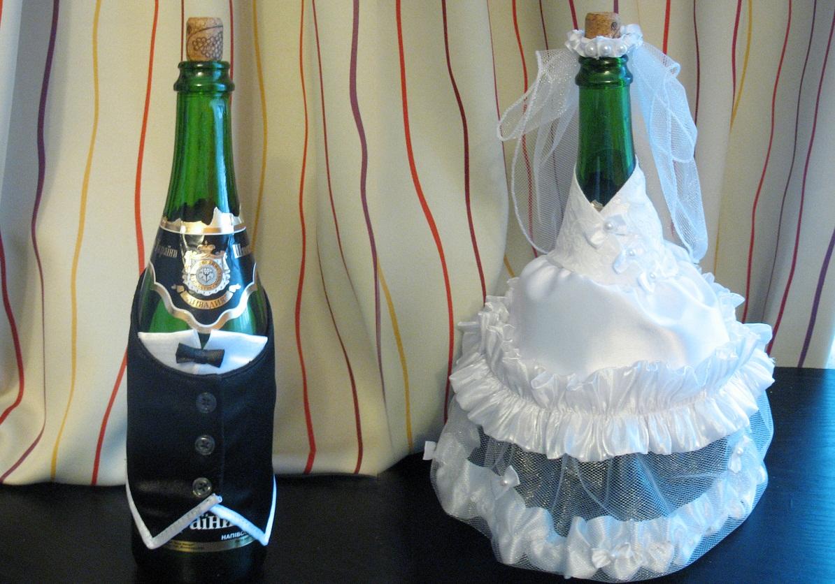 Оригинальным решением является выполнение декупажа на бутылке шампанского в стиле жениха и невесты 