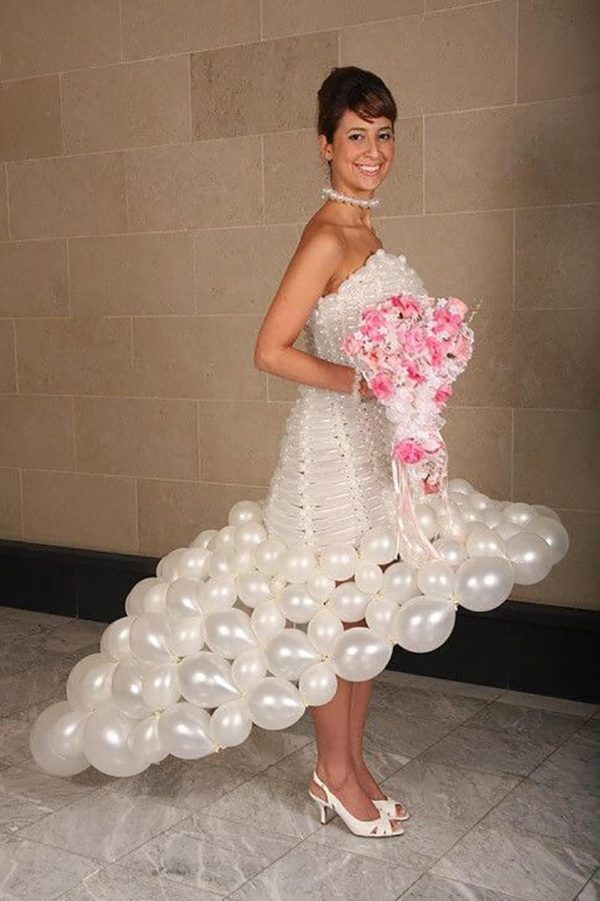 Платье из надувных шариков
