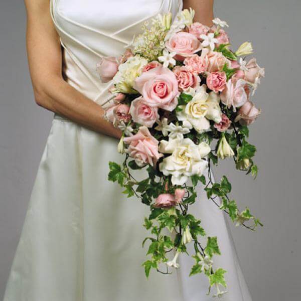 Букет - водопад свадебный из роз