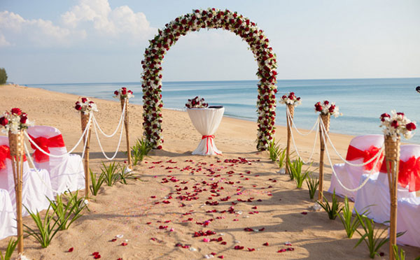 Классическая свадебная арка у моря