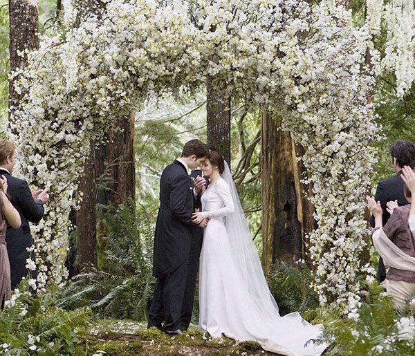 арка свадебная объемная из белых цветов