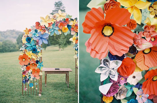Свадебная арка из ярких бумажных цветов