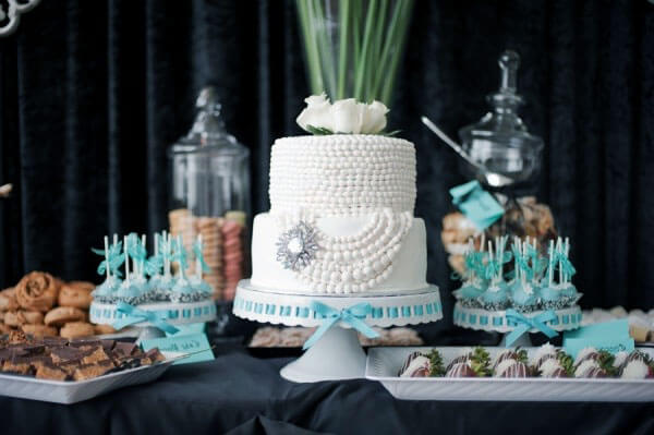 Торт на свадьбу белый с декором в стиле Тиффани