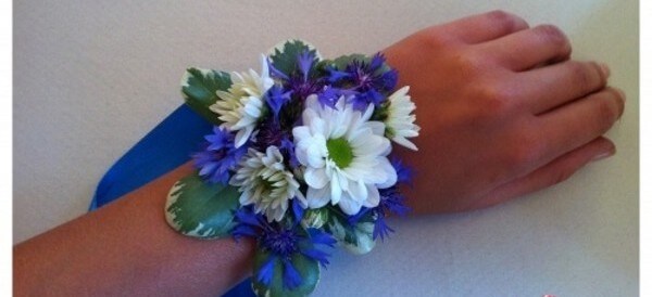 Живые цветы для синего браслета